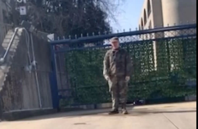  Un hombre identificado como el soldado de las Fuerzas Aéreas estadounidenses Aaron Bushnell, de 25 años, momentos antes de prenderse fuego frente a la embajada israelí en Washington, DC. (credit: screenshot)