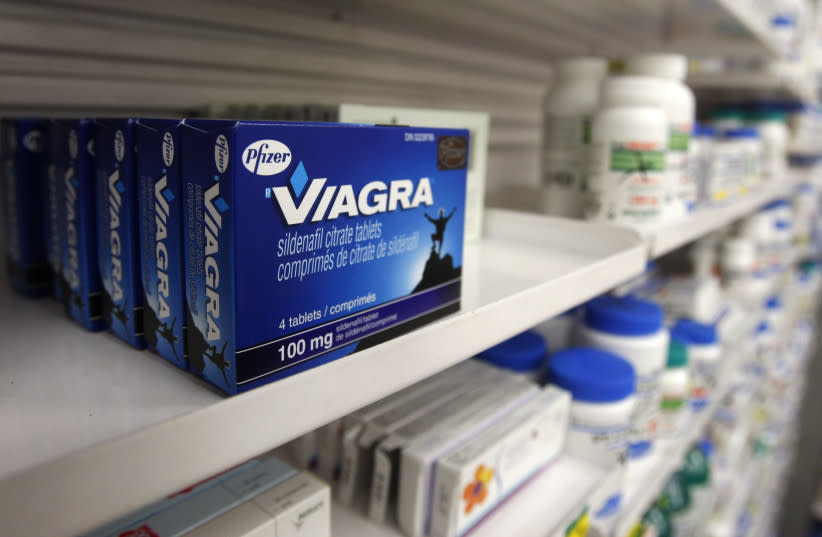  Una caja de Viagra en la estantería de una farmacia (credit: REUTERS/MARK BLINCH)