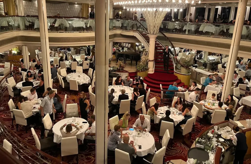   You can make a reservation several weeks before the sailing. Cruise restaurant ''Rhapsody of the Seas'' /  (credit: Yoav Itiel)
