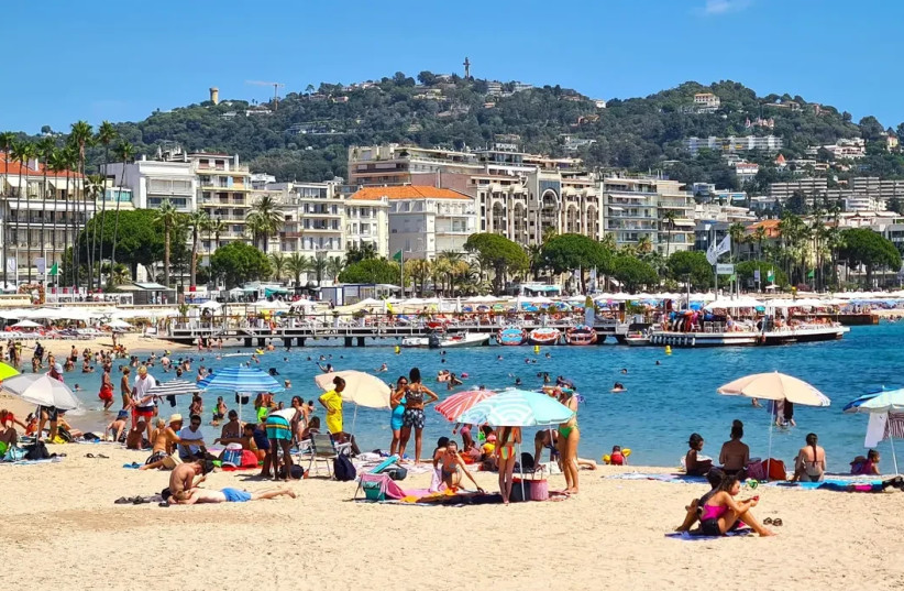   It is recommended to go on a tour on behalf of the boat, but it is not a cheap matter. A beach in the city of Cannes, where the ships are anchored (credit: Ziv Rainstein)