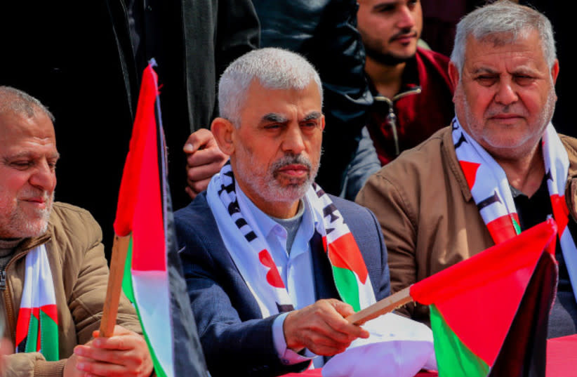 Yahya Sinwar, líder de Hamás en la Franja de Gaza, asiste a una concentración con motivo del aniversario del Día de la Tierra, en la ciudad de Gaza, el 30 de marzo de 2022. (credit: ATTIA MUHAMMED/FLASH90)