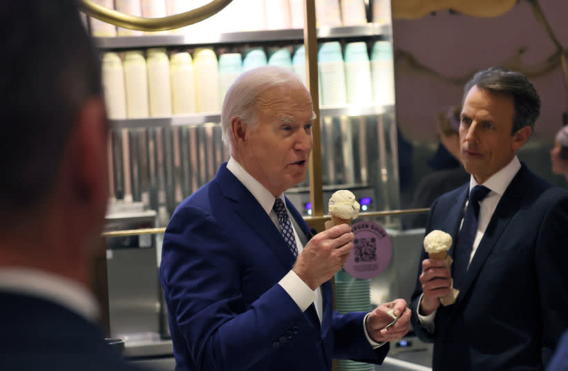  El presidente de EE.UU. Joe Biden responde a una pregunta de un miembro de los medios de comunicación mientras él y Seth Meyers visitan Van Leeuwen Ice Cream en el centro de Nueva York, EE.UU. 26 de febrero 2024 (credit: REUTERS)