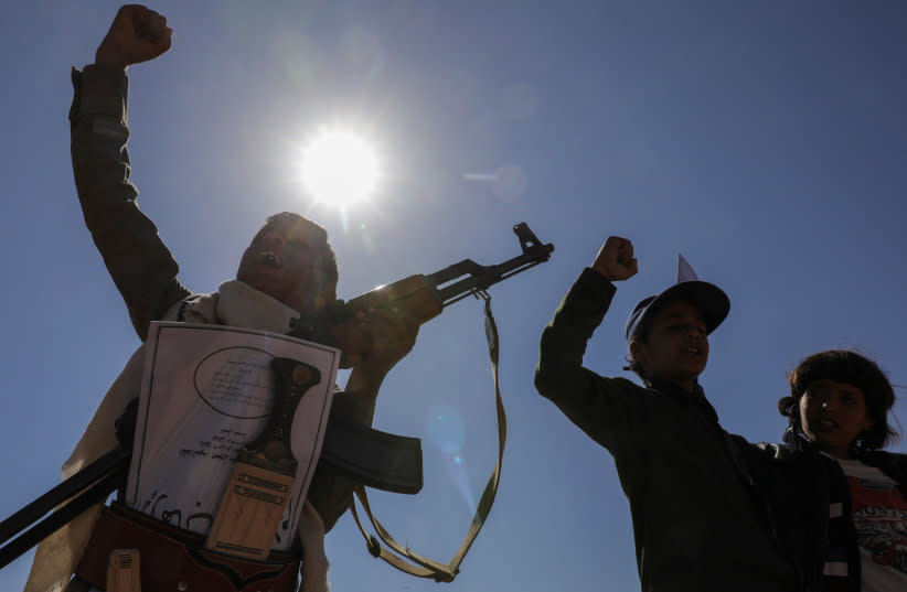  Un niño sostiene un rifle mientras participa en una protesta pro-palestina de partidarios hutíes en Saná, Yemen, el 18 de febrero de 2024. (credit: REUTERS/KHALED ABDULLAH)