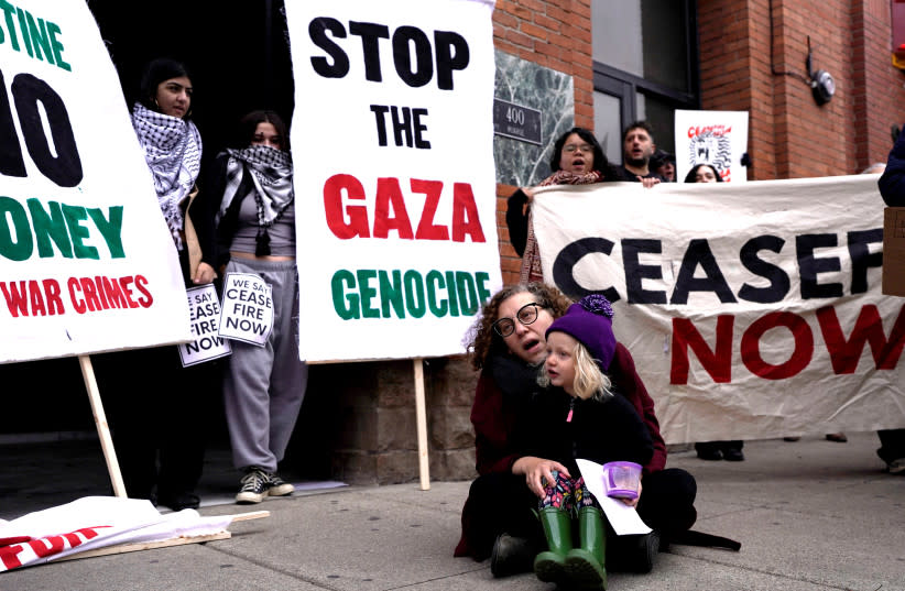  Miembros del grupo Voz Judía por la Paz y aliados se manifiestan a favor de un alto el fuego en el actual conflicto entre Israel y el grupo palestino Hamás, durante una protesta en Detroit, Michigan, EE.UU., el 7 de noviembre de 2023. (credit: REUTERS/DIEU-NALIO CHERY)