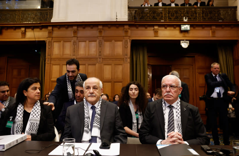  El ministro palestino de Asuntos Exteriores, Riyad al-Maliki, y el enviado palestino ante la ONU, Riyad Mansour, asisten a una audiencia pública celebrada por la Corte Internacional de Justicia (CIJ) para que las partes puedan dar su opinión sobre las consecuencias jurídicas de la ''ocupación'' isr (credit: REUTERS/PIROSCHKA VAN DE WOUW)