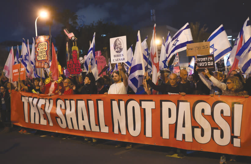  Manifestantes protestan en Tel Aviv contra el plan de reforma judicial del gobierno, bloqueando la autopista Ayalon, a principios de este año. (credit: GILI YAARI/FLASH90)