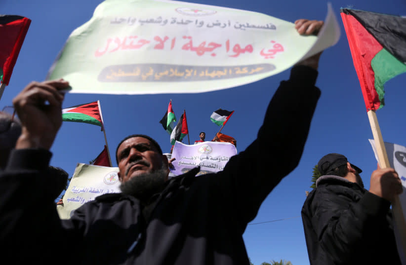  Palestinos participan en una protesta en la que se pide a las facciones de Hamás y Fatah que concluyan la reconciliación, en la ciudad de Gaza el 3 de diciembre de 2017 (credit: REUTERS/IBRAHEEM ABU MUSTAFA)