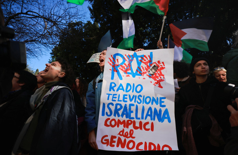 Los manifestantes pro-palestinos protestan frente a la sede del radiodifusor estatal italiano RAI en contra de la cobertura del conflicto entre Israel y el grupo islámico palestino Hamas en Gaza, en Roma, Italia, el 14 de febrero de 2024. Una pancarta que juega con las siglas de RAI dice \'\'Israeli Radio Televisión\'\' (Crédito: REUTERS/YARA NARDI).