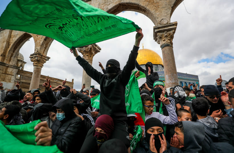  Palestinos protestan tras las oraciones del viernes del mes sagrado de Ramadán, en el recinto de la mezquita de Al Aqsa, en la Ciudad Vieja de Jerusalén, 31 de marzo de 2023. (credit: JAMAL AWAD/FLASH90)