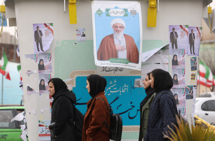  Varias personas caminan junto a carteles de campaña para las elecciones parlamentarias en Teherán, Irán, el 26 de febrero de 2024. (credit:  MAJID ASGARIPOUR/WANA (WEST ASIA NEWS AGENCY) VIA REUTERS)