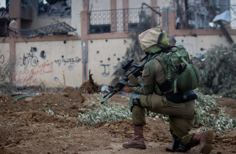  Soldados israelíes del Batallón 646 de la Brigada Paracaidista operando en el campamento de Al-Bureij, en el centro de Gaza, durante una operación militar israelí en la Franja de Gaza, 2 de enero de 2023. (credit: OREN BEN HAKOON/FLASH90)