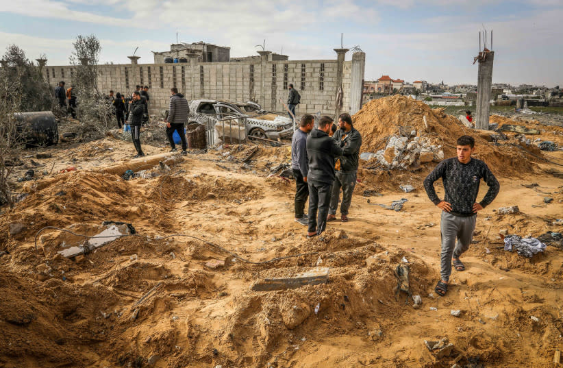   Palestinos inspeccionan los daños causados por un ataque aéreo israelí en Rafah, sur de la Franja de Gaza, el 18 de febrero de 2024. (credit: ABED RAHIM KHATIB/FLASH90)