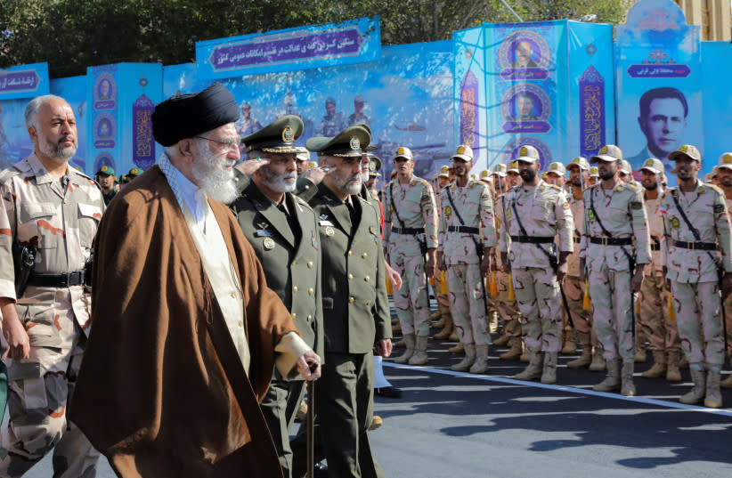  El Líder Supremo de Irán, el ayatolá Alí Jamenei, pasa revista a las fuerzas armadas durante una ceremonia de graduación, en Teherán. (credit: Office of the Iranian Supreme Leader/WANA (West Asia News Agency) via REUTERS)
