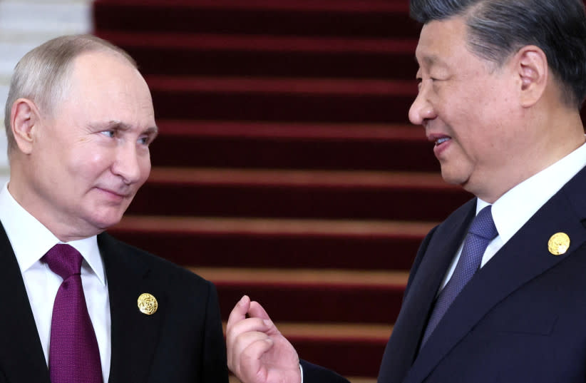  El presidente ruso, Vladímir Putin, conversa con el presidente chino, Xi Jinping, durante la ceremonia de bienvenida al Foro de la Franja y la Ruta en Pekín, China, el 17 de octubre de 2023. (credit: Sputnik/Sergei Savostyanov/Pool via REUTERS)