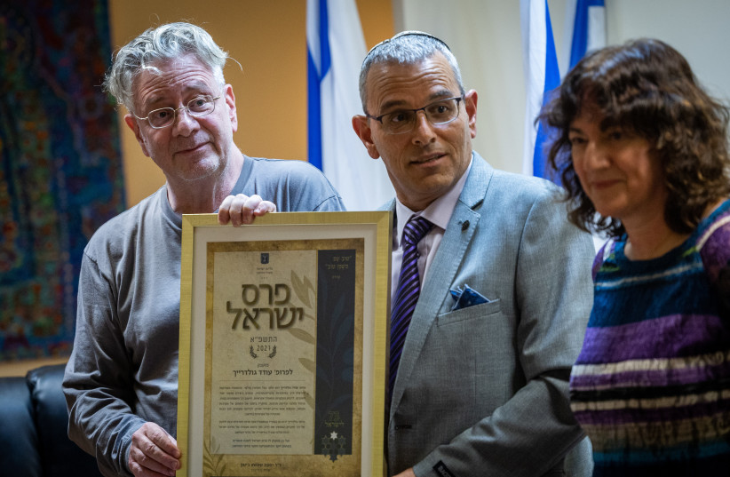  Weizmann Institute math and computer science professor Oded Goldreich receive the Israel Prize at a ceremony at the Ministry of Education in Jerusalem, April 11, 2022 (credit: YONATAN SINDEL/FLASH90)