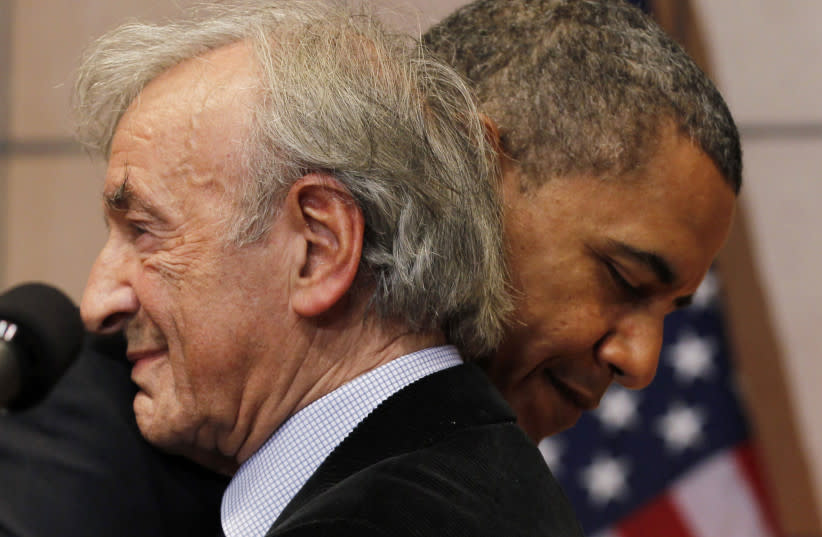  El presidente de Estados Unidos, Barack Obama, abraza al Premio Nobel y superviviente del Holocausto Elie Wiesel cuando éste le presenta para hablar en el Museo del Holocausto de Estados Unidos en Washington, 23 de abril de 2012. (credit: JASON REED/REUTERS)