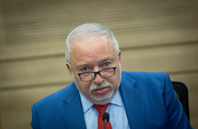 MK Avigdor Liberman asiste a una reunión del Comité de Control del Estado en la Knesset, el Parlamento israelí en Jerusalén, el 13 de septiembre de 2023. (credit: YONATAN SINDEL/FLASH90)