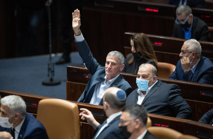 MK Yair Golan levanta la mano durante un debate y una votación sobre la ''Ley de Ciudadanía'', en el salón de actos del parlamento israelí, en Jerusalén, el 7 de febrero de 2022. (credit: YONATAN SINDEL/FLASH90)