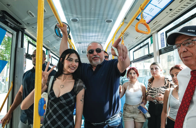  El presidente de YISRAEL BEYTENU, MK Avigdor Liberman, viaja en un autobús en Ashdod el miércoles, tras un reciente incidente de discriminación de género en un autobús urbano. (credit: FLASH90)
