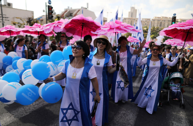  Israelíes y extranjeros participan en la Marcha de Jerusalén, una procesión anual pro-Israel que tiene lugar en la ciudad durante Sucot, en Jerusalén, en octubre. (credit: AMMAR AWAD/REUTERS)