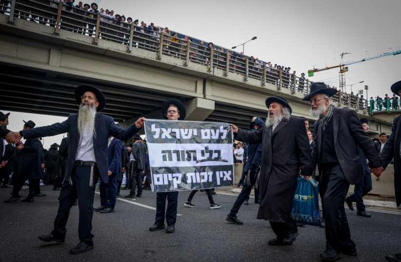 Judíos ultraortodoxos bloquean una carretera durante una protesta a las afueras de la ciudad de Bnei Brak, 3 de marzo de 2024 (credit: ITAI RON/FLASH90)