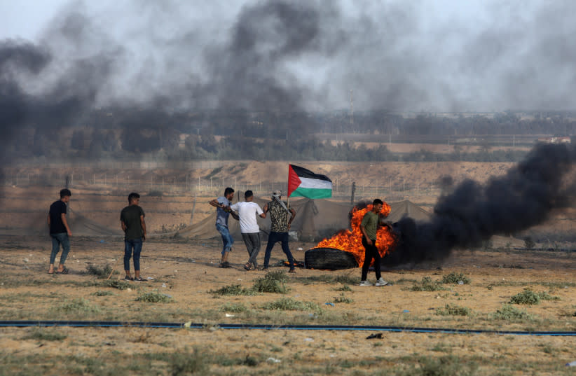  Palestinos se enfrentan a las fuerzas israelíes cerca de la frontera entre Israel y Gaza, en Rafah, en el sur de la Franja de Gaza, el 22 de septiembre de 2023. (credit: ABED RAHIM KHATIB/FLASH90)