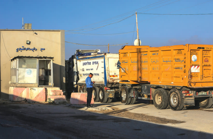  LOS CAMIONES CRUZAN en Kerem Shalom, el principal punto de paso para las mercancías que entran en la Franja de Gaza desde Israel. (credit: ABED RAHIM KHATIB/FLASH90)