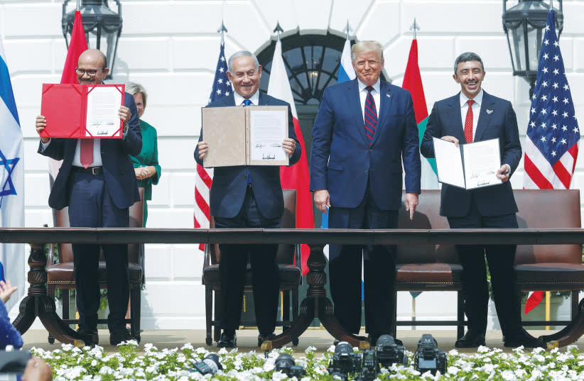  ISRAEL, EAU Y BAHREIN firman los Acuerdos de Abraham en la Casa Blanca en 2020. Si los cielos hubieran concedido a Israel el indulto de los ''tsunamis'' diplomáticos, pero no le hubieran otorgado las bendiciones de los Acuerdos de Abraham, dayenu. (credit: TOM BRENNER/REUTERS)