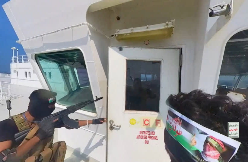  Combatientes Houthi abren la puerta de la cabina en la cubierta del barco en el Mar Rojo en esta foto publicada el 20 de noviembre de 2023. (credit: Houthi Military Media/Reuters)