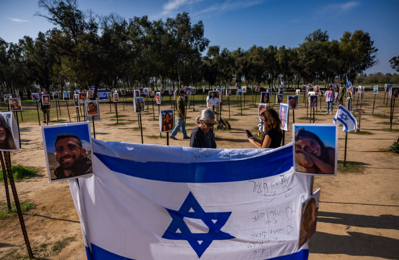 Varias personas visitan el lugar de la masacre del festival de música Nova, en Re'im, cerca de la frontera entre Israel y Gaza, el 31 de diciembre de 2023.