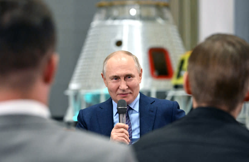  El presidente de Rusia, Vladimir Putin, se reúne con jóvenes científicos mientras visita el centro de la Corporación de Cohetes y Espacio ''Energia'' en Korolyov, a las afueras de Moscú, Rusia, 26 de octubre de 2023. (credit: Sputnik/Grigory Sysoev/Pool via REUTERS)