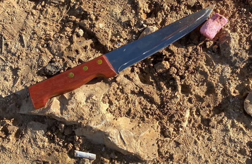  El cuchillo utilizado por Muhammed Shahadah, de 16 años, en el ataque con arma blanca en el cruce de Yitzhar, el 5 de marzo de 2024. (credit: IDF SPOKESPERSON'S UNIT)