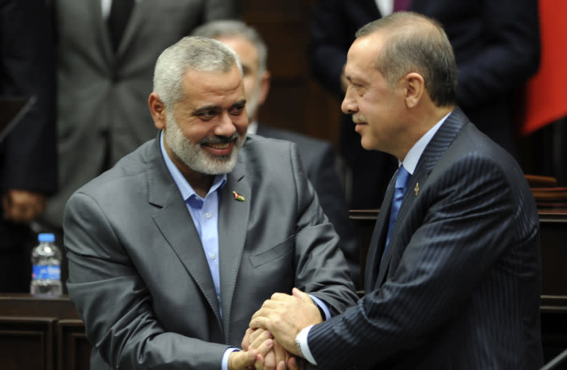  El primer ministro turco, Recep Tayyip Erdogan (d), y el líder de Hamás en Gaza, Ismail Haniyeh, se dan la mano durante una reunión en el Parlamento turco en Ankara el 3 de enero de 2012. (credit: REUTERS/STRINGER)