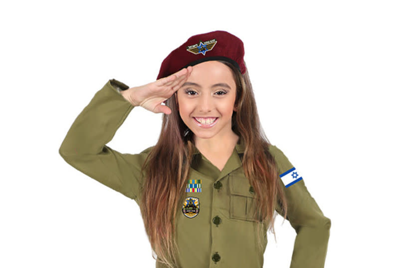  Los disfraces de soldado de las FDI se han convertido en la opción más popular para Purim 2024. 6 de marzo de 2024. (credit: Courtesy of Max Stock)
