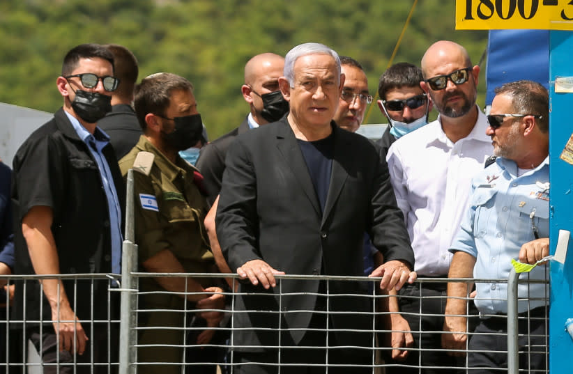   El primer ministro Benjamin Netanyahu visita el lugar de los hechos en el monte Meron, en el norte de Israel, el 30 de abril de 2021. (credit: DAVID COHEN/FLASH 90)