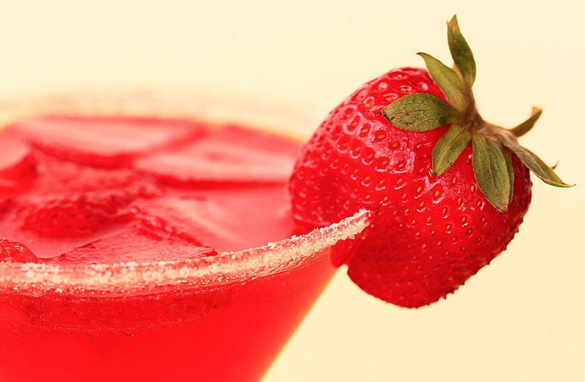  Refreshing Sugar Sweet Red Strawberry Martini Drink (credit: WIKIMEDIA)