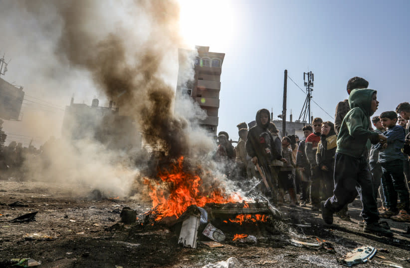  Palestinos queman neumáticos durante una protesta contra Hamás en Rafah, en el sur de la Franja de Gaza, el 28 de febrero de 2024 (credit: ABED RAHIM KHATIB/FLASH90)