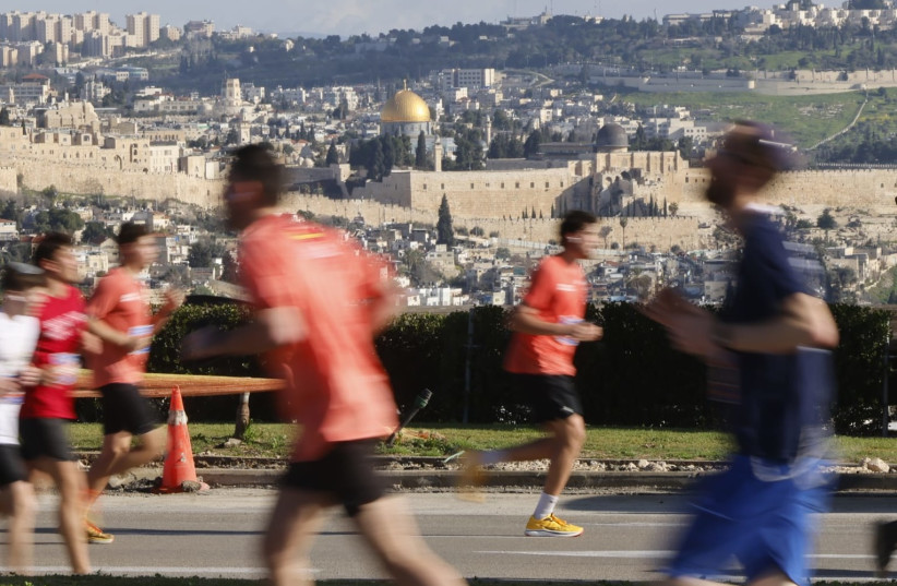  Runners pass the Temple Mount at the Jerusalem Marathon. (credit: MARC ISRAEL SELLEM/THE JERUSALEM POST)
