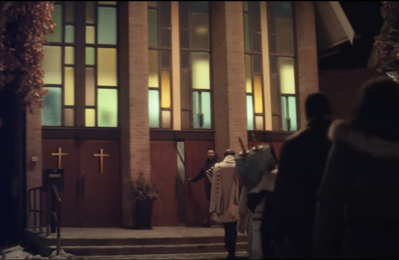  The ''Neighbors'' ad depicts a church welcoming in a nearby synagogue after a bar mitzvah service was interrupted by a bomb threat. (credit: screenshot)