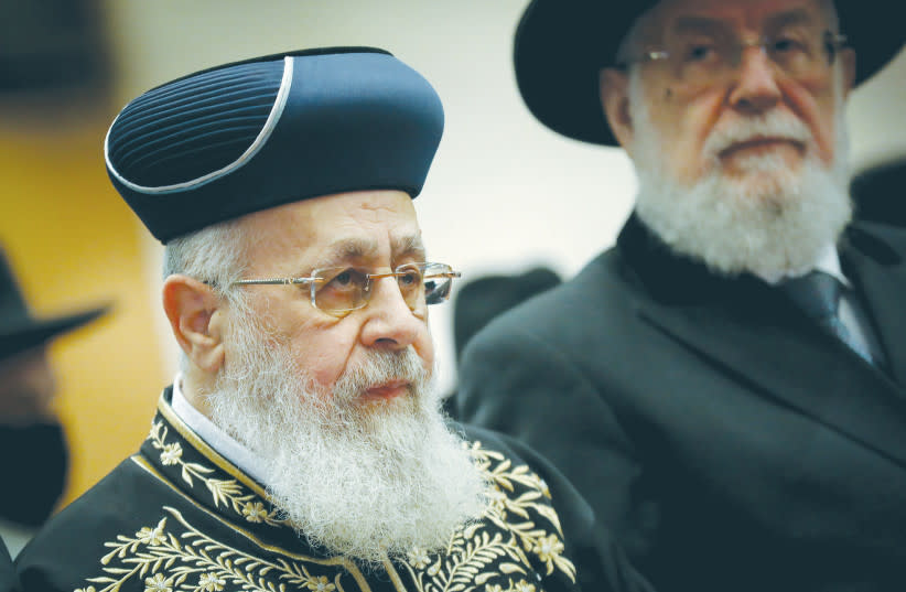  El Gran Rabino Yitzhak Yosef asiste a una manifestación contra el plan de reforma de la kashrut y la conversión del Ministro de Servicios Religiosos Matan Kahana, en el Centro Internacional de Convenciones, el 1 de febrero. (credit: NOAM REVKIN FENTON/FLASH90)