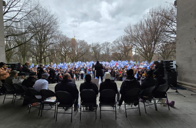   Returned hostage Karen Munder addresses crowd in NY (credit: Hostage and Missing Families Forum)