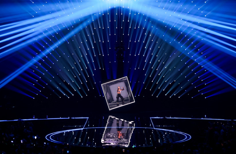 Noa Kirel d'Israël se produit lors de la grande finale du Concours Eurovision de la chanson 2023 à Liverpool, en Grande-Bretagne, le 13 mai 2023. (crédit : PHIL NOBLE/REUTERS)