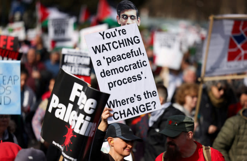  Un manifestante sostiene un cartel con un recorte que representa al primer ministro británico Rishi Sunak durante una protesta pro-palestina, en medio del conflicto en curso entre Israel y el grupo islamista palestino Hamas, en Londres, Gran Bretaña, el 9 de marzo de 2024. (credit: HOLLIE ADAMS/REUTERS)