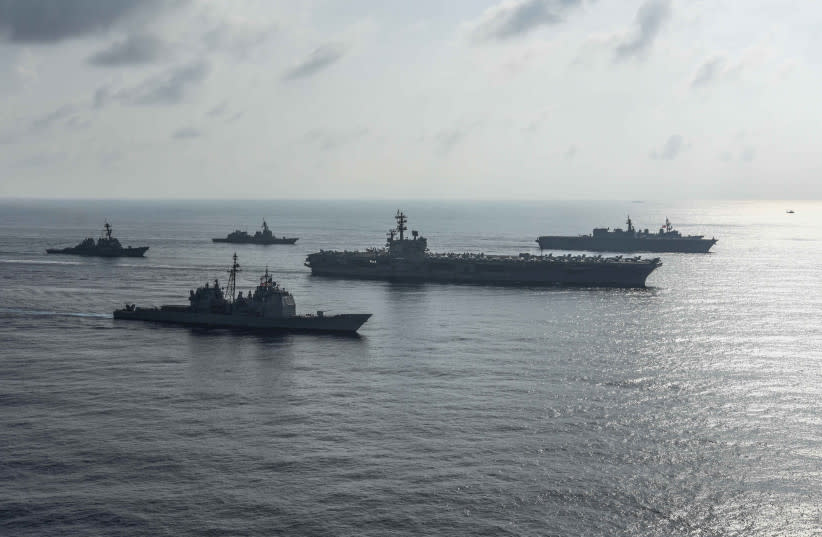  Los portaaviones de la Marina de los EE. UU. realizan un ejercicio fotográfico con las Fuerzas de Autodefensa Marítima de Japón en el Mar de China Meridional el 31 de agosto de 2018 (credit: MASS COMMUNICATION SPECIALIST 2ND CLASS KAILA V. PETER/U.S. NAVY/HANDOUT VIA REUTERS)