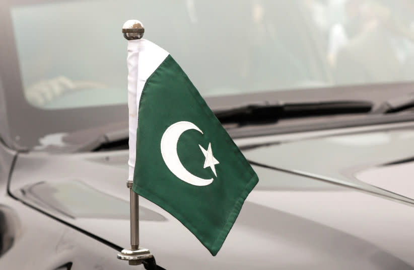  La bandera nacional de Pakistán está montada en un vehículo del Ministro Principal de Sindh, mientras un convoy de vehículos está estacionado durante una ceremonia para celebrar el Día de la Independencia, en Karachi, Pakistán, el 14 de agosto de 2023 (credit: AKHTAR SOOMRO / REUTERS)