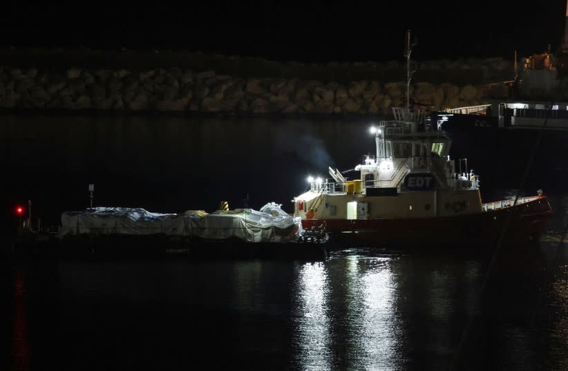 Una plataforma cargada con ayuda humanitaria para Gaza es guiada por un remolcador en el puerto de Larnaca, Chipre, el 10 de marzo de 2024.  (credit: YIANNIS KOURTOGLOU/REUTERS)