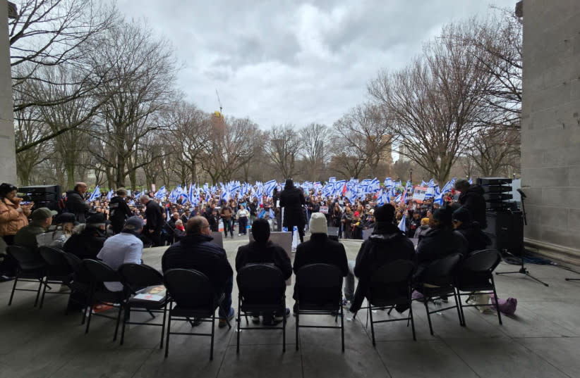  La rehén retornada Karen Munder se dirige a una multitud en Nueva York (credit: Hostage and Missing Families Forum)