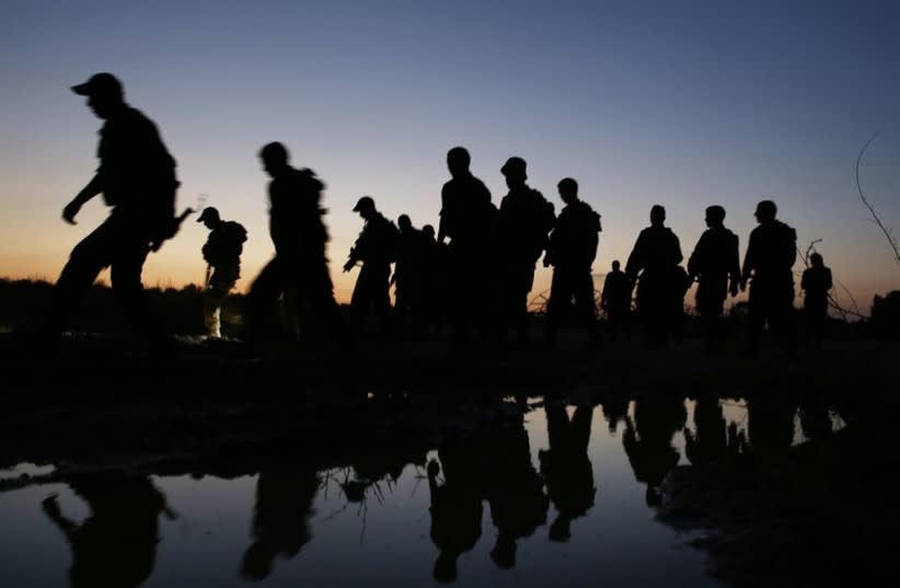  Soldados de las FDI participan en un simulacro nocturno (credit: REUTERS)