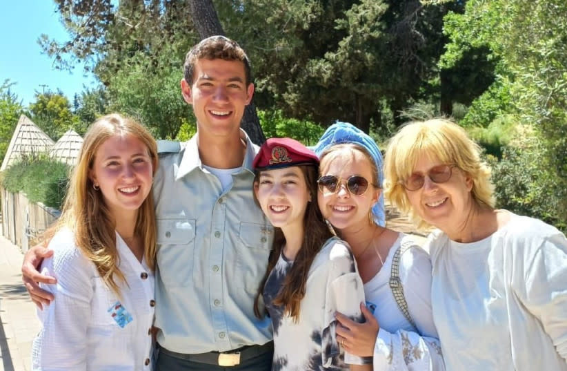  MONTE HERZL, Jerusalén, en el Día del Recuerdo (Yom Hazikaron), 2023. De izquierda a derecha: Esther, Yosef, Elisheva, Senai y Dina. (credit: Family)