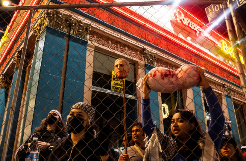 Manifestantes propalestinos protestan cerca del perímetro de la 96 edición de los Oscar, en medio del actual conflicto entre Israel y el grupo islamista palestino Hamás, en Los Ángeles, California, Estados Unidos, el 10 de marzo de 2024. (credit: REUTERS/AUDE GUERRUCCI)